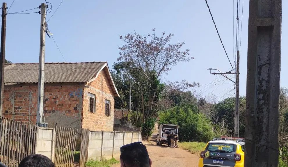 Grávida é encontrada morta ao lado de criança de três anos