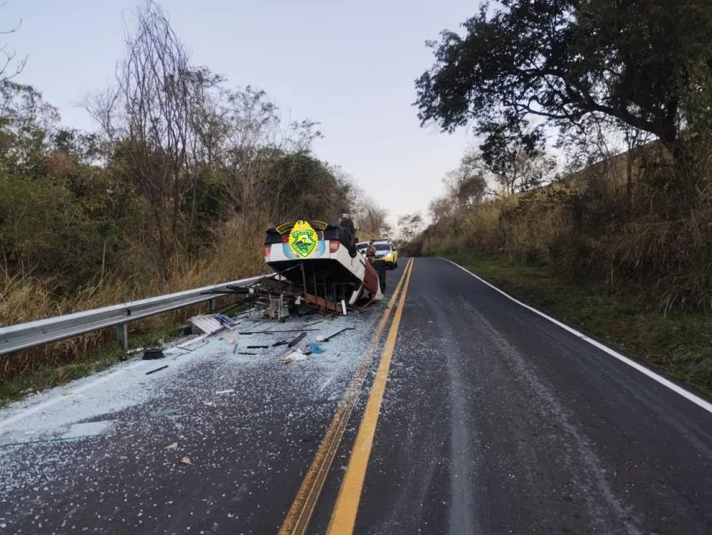 Motorista fica ferido após capotar caminhonete no Norte Pioneiro