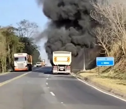 Carreta pega fogo e motorista sofre queimaduras na PR092