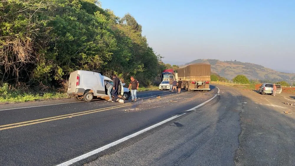 Colisão entre carro e carreta deixa dois feridos na BR-153