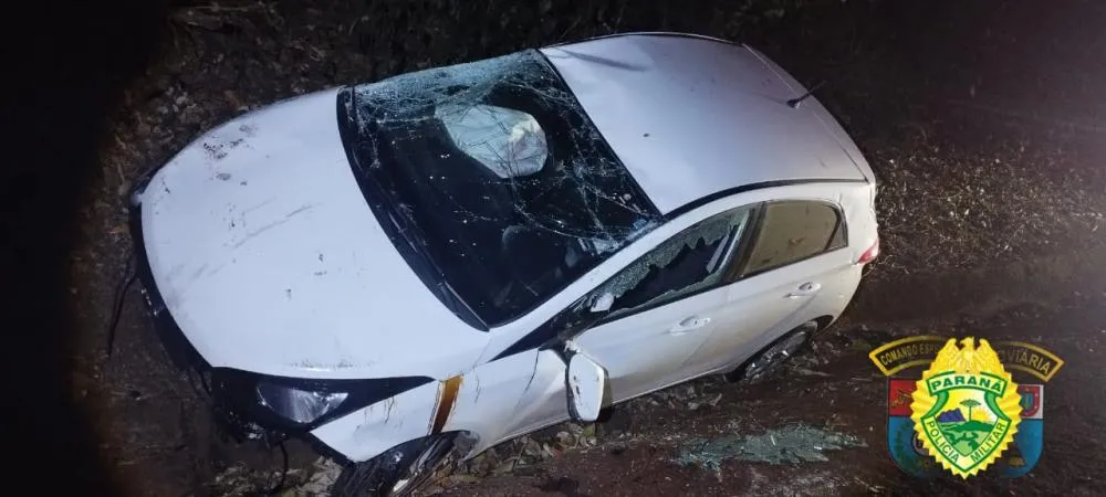 Carro capota e motorista fica ferido na PR-436