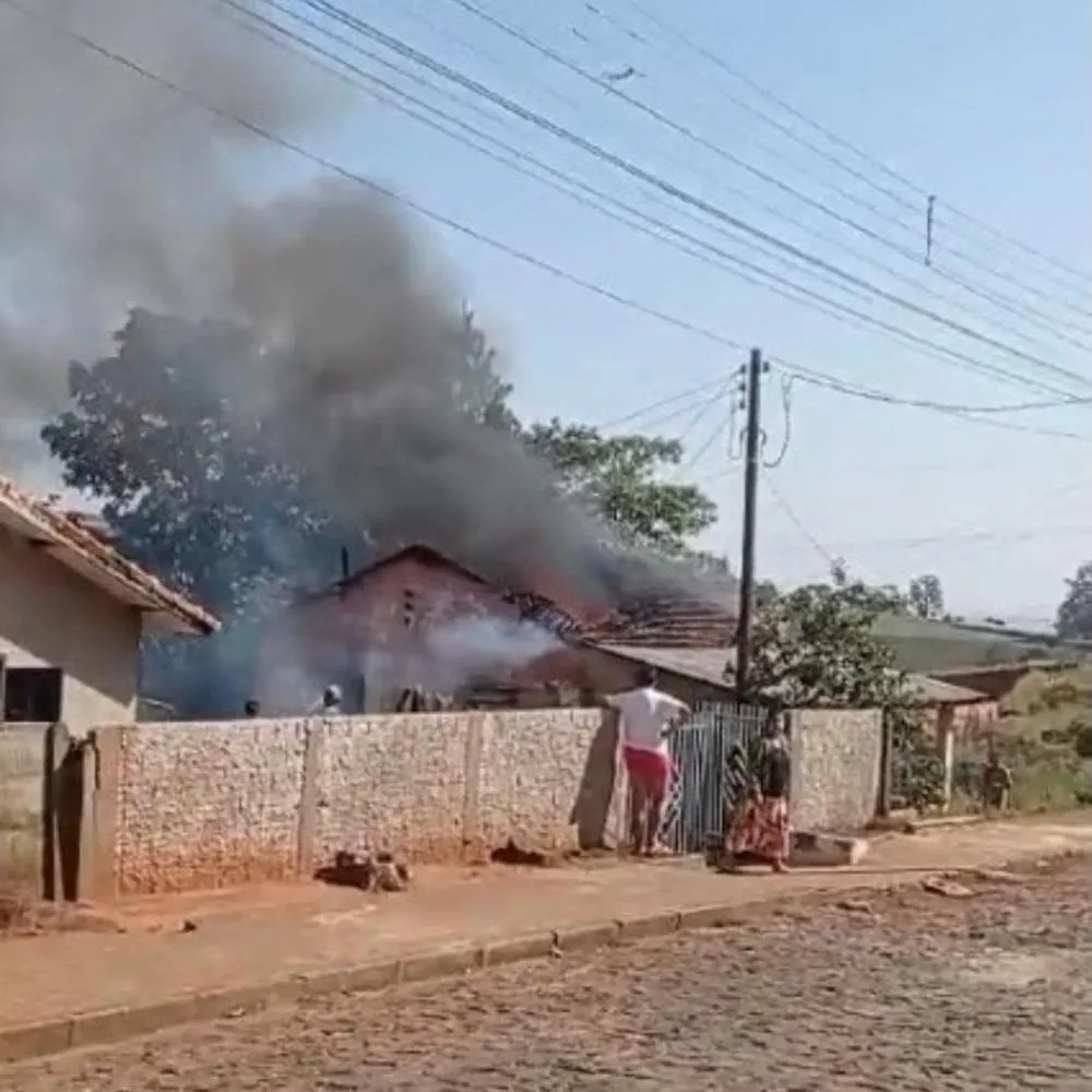 Família de Wenceslau Braz pede ajuda após ter casa totalmente destruída por incêndio