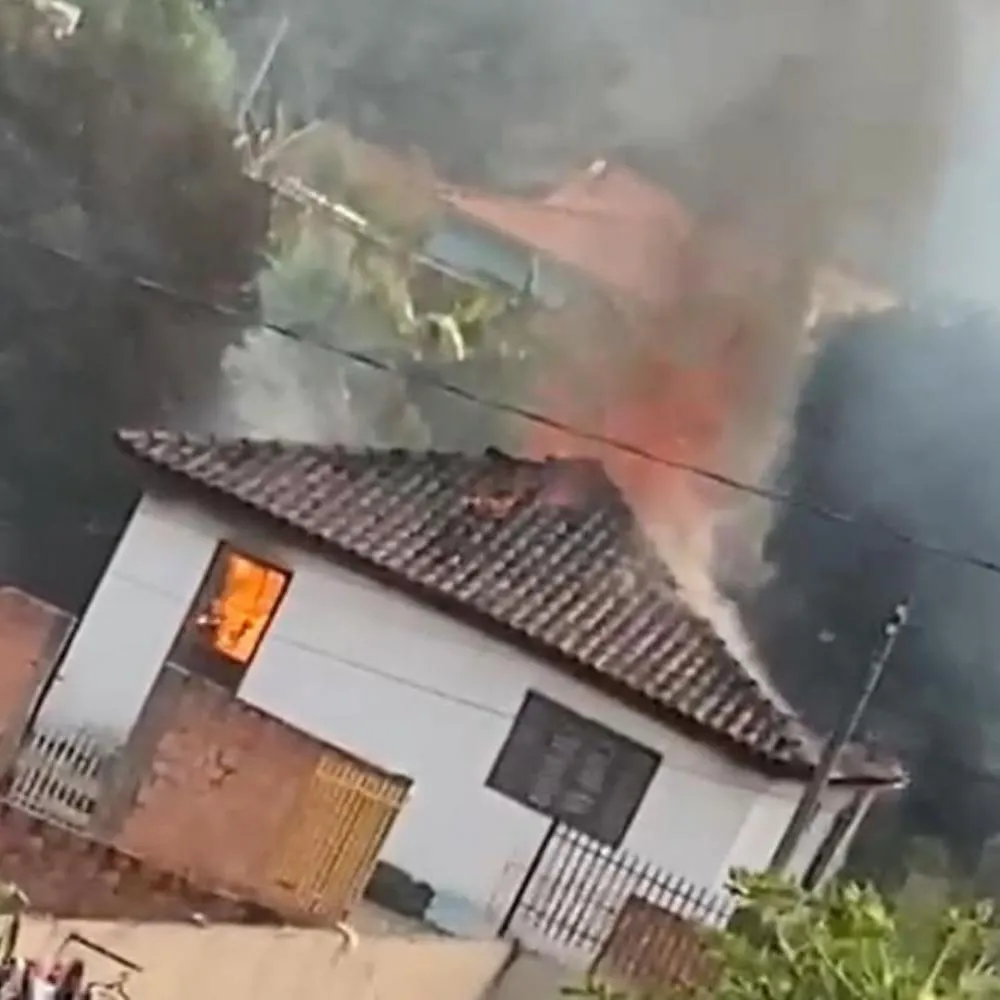 Incêndio devasta residência em Jacarezinho e família sofre perda total