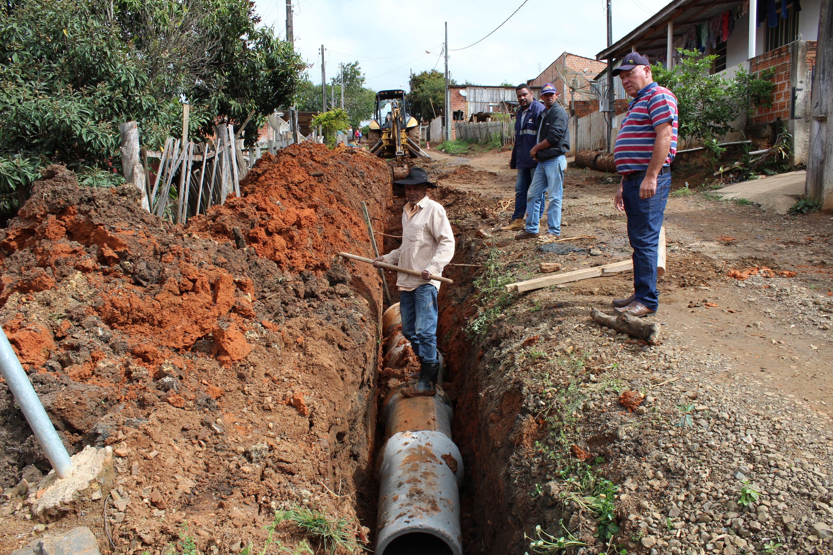 Vila Esperança de Japira recebe manilhamento para escoamento de águas pluviais