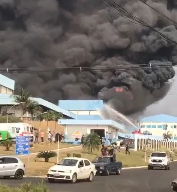 Frangos Pioneiro é consumida pelo fogo e risco de explosão faz moradores evacuarem residências