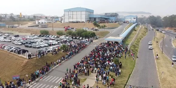 Colaboradores fazem corrente de oração em frente a Frangos Pioneiro