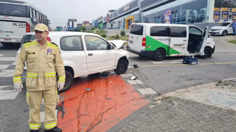 Van da Saúde de Tomazina se envolve em acidente e mulher fica ferida