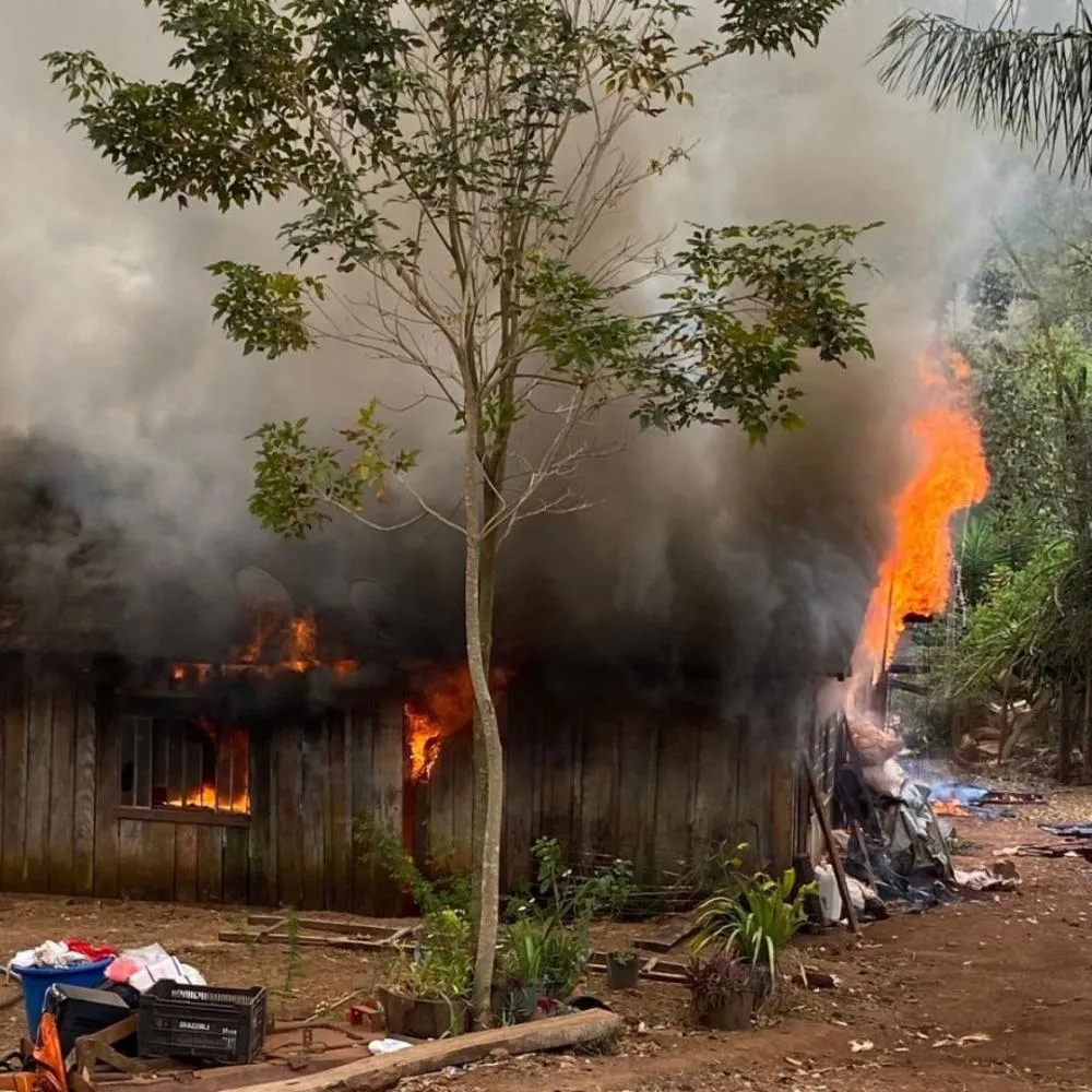 Trabalhador pede ajuda para reconstruir sua casa que foi totalmente destruída por incêndio