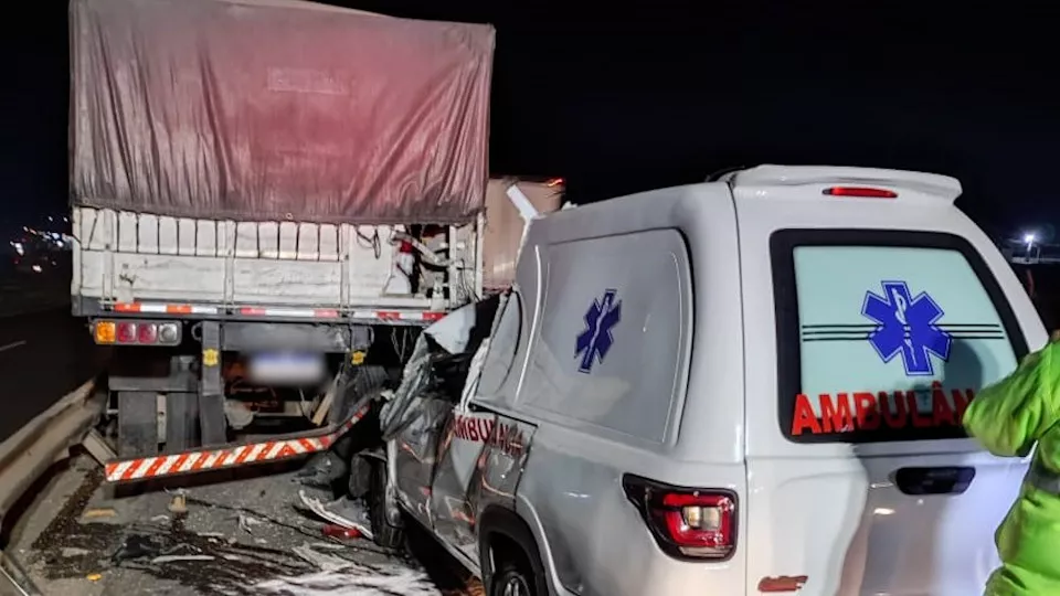 Acidente com ambulância de Arapoti mata motorista e passageira fica em estado grave