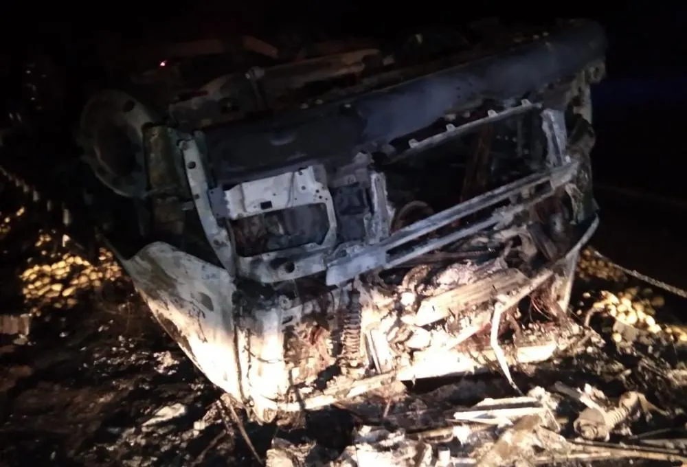 Caminhão capota, pega fogo e motorista sobrevive por milagre