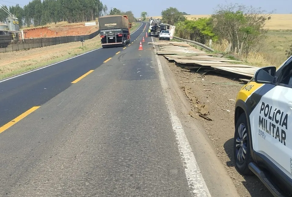 Carreta tomba na PR-092 em Wenceslau Braz