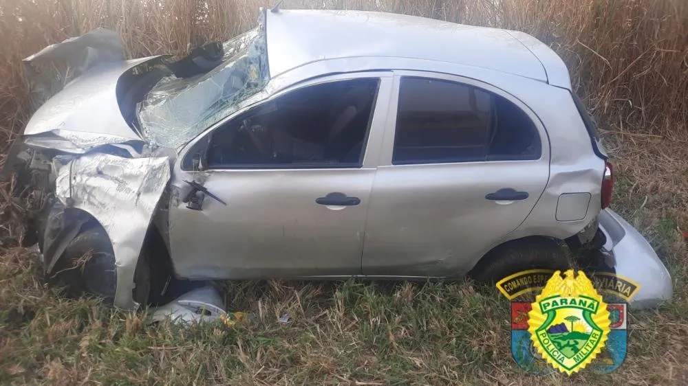 Motorista perde controle da direção, capota carro e fica ferida