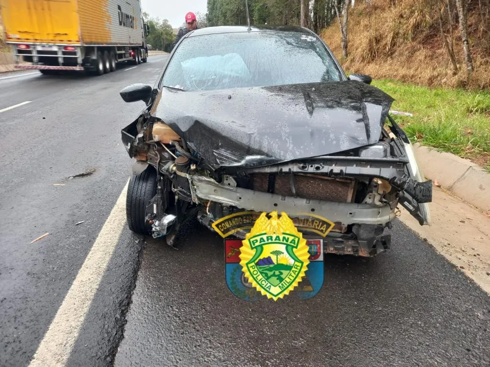 Motorista fica ferida ao bater carro em mureta da PR-092