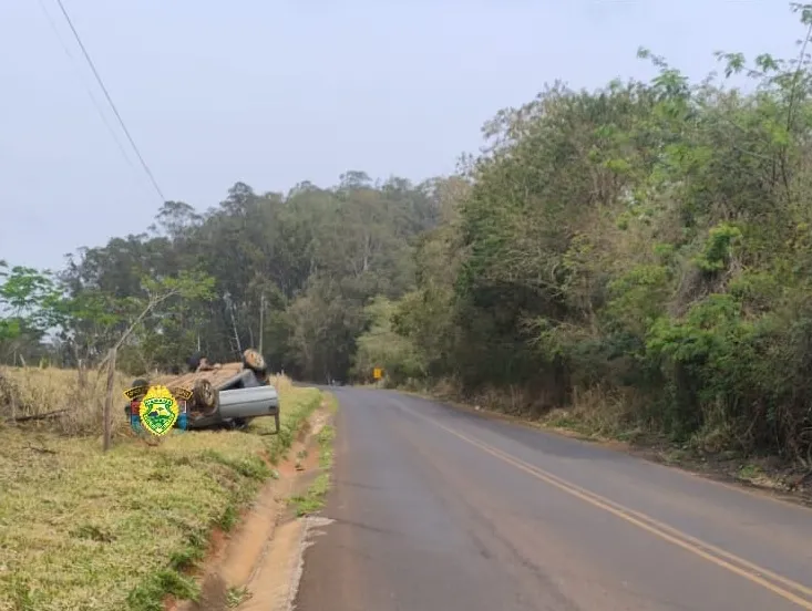 Carro capota e deixa dois feridos em Siqueira Campos