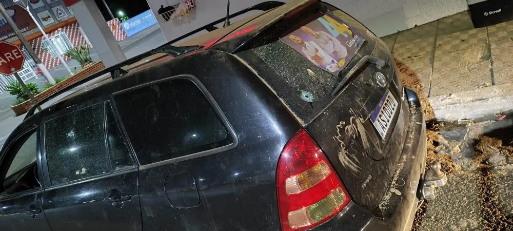 Carro de candidato a prefeito de Pinhalão é alvejado por tiros