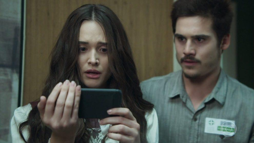 O Tempo Não Para: Marocas vai aos prantos com fotos íntimas vazadas na internet