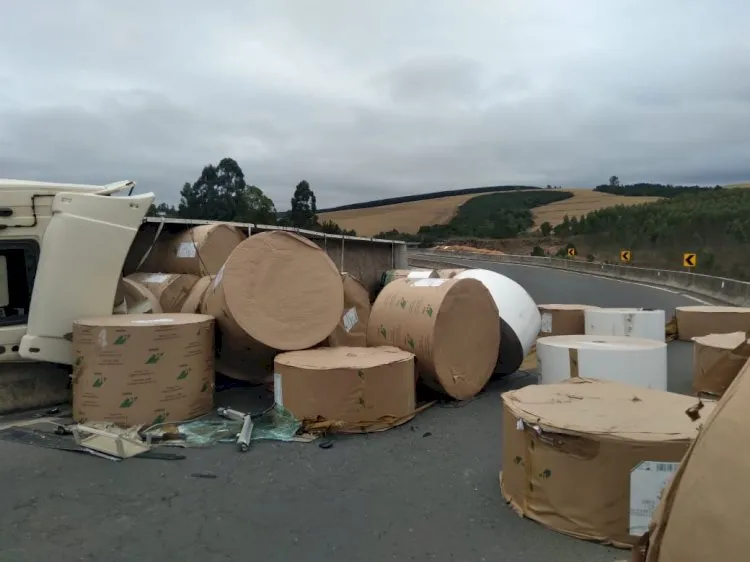 Carreta com bobinas tomba e complica trânsito em Jaguariaíva