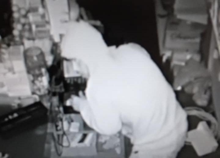 Câmeras flagram suspeito furtando mercado em Wenceslau Braz