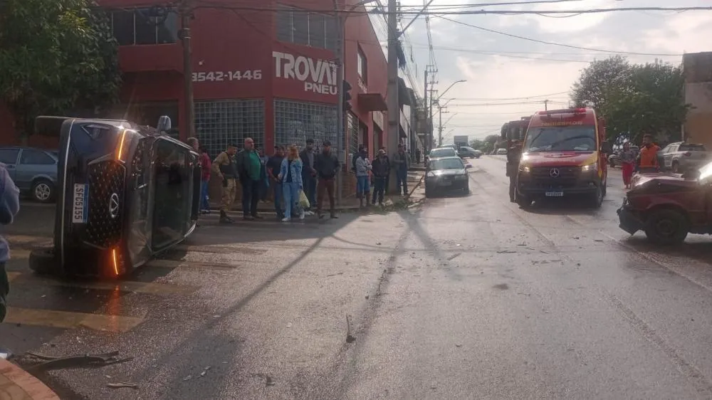 Caoa Tiggo tomba após colisão com Fiat Uno, dois ficam feridos