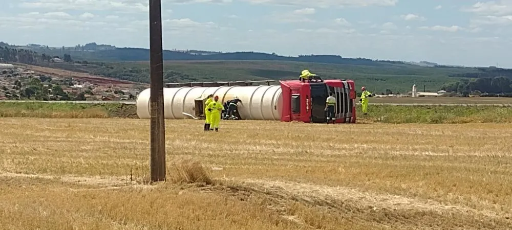 Carreta carregada com óleo tomba na PR092