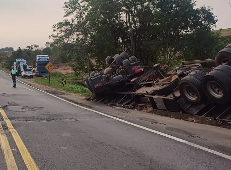 Caminhoneiro fica ferido após carreta tombar em Wenceslau Braz
