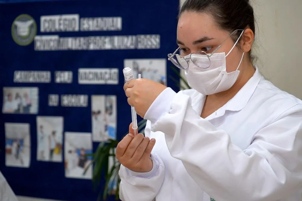 Vacinação nas escolas termina com quase 300 mil alunos vacinados no Paraná