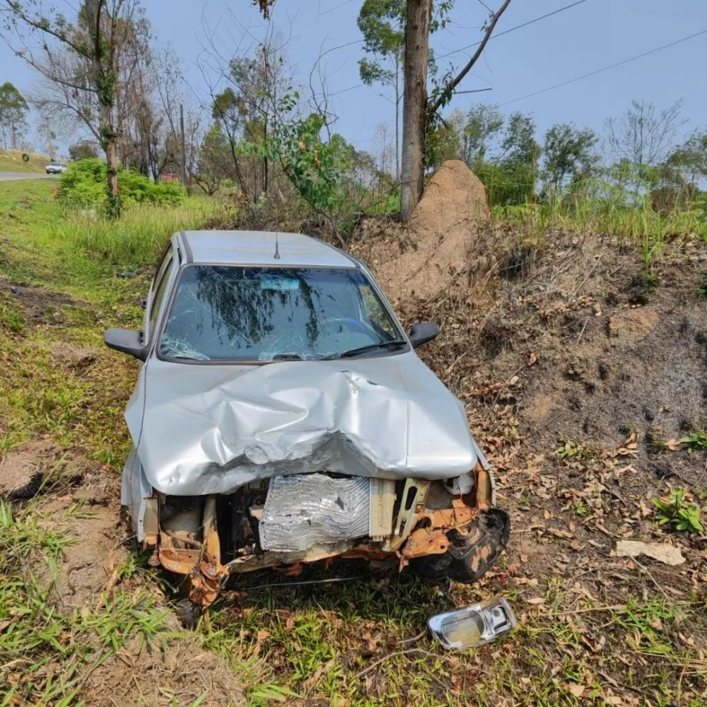 Acidente entre carro e moto deixa dois em estado grave