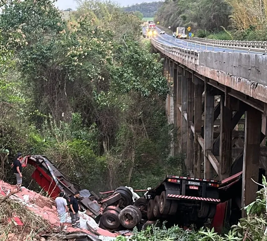 Carreta cai de ponte em rodovia do Norte Pioneiro