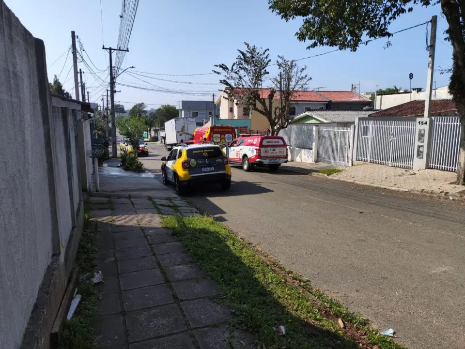 Mulher leva tiro ao atacar policiais com facão durante ordem de despejo