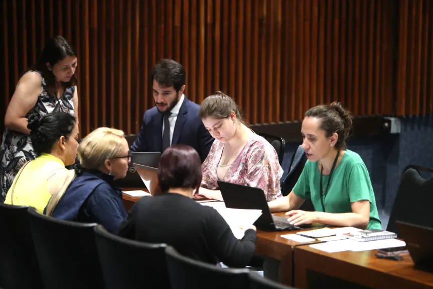 Mutirão de orientação jurídica em Saúde é realizado na Assembleia Legislativa do Paraná
