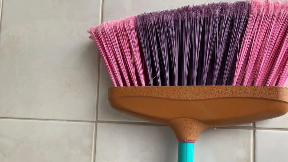 Adolescente agride a própria mãe com vassourada na cabeça