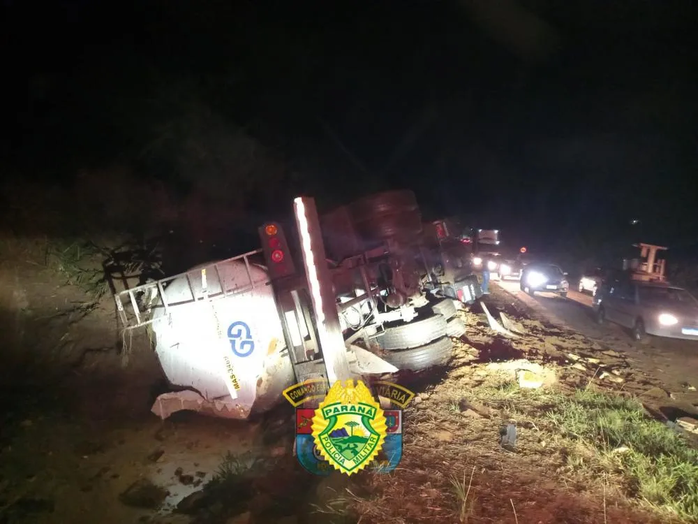Carreta tomba e motorista fica em estado grave no Norte Pioneiro