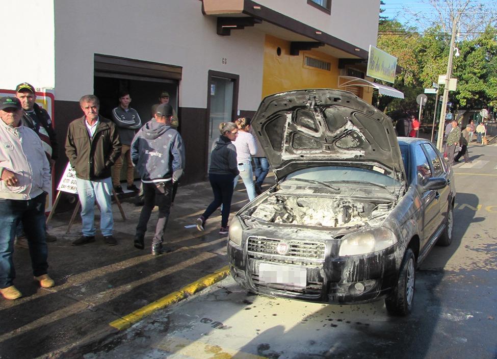 Carro pega fogo no Centro em Wenceslau Braz