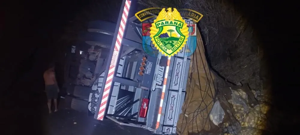 Motorista perde controle da direção e tomba caminhão em Joaquim Távora