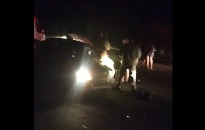 Acidente deixa motorista preso às ferragens