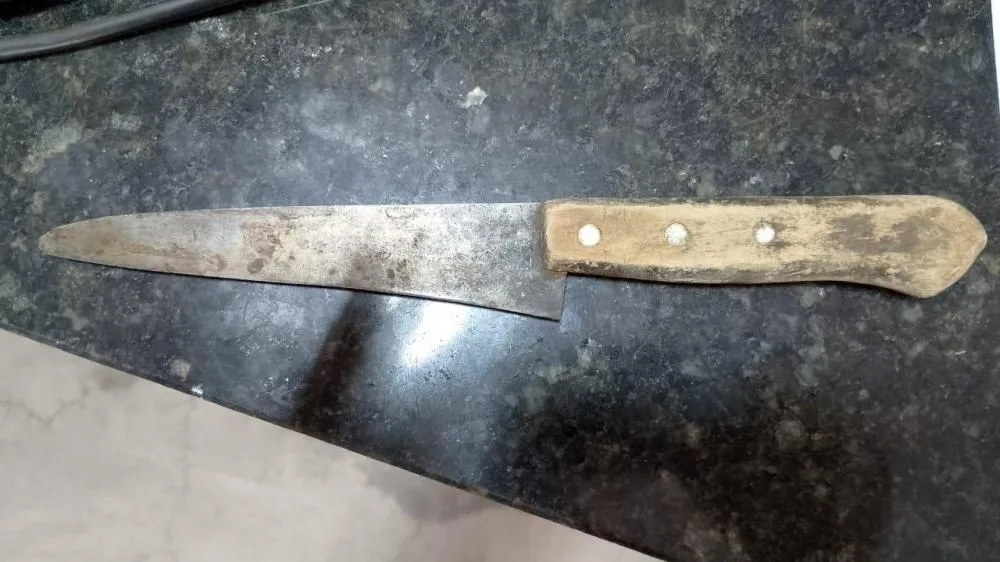 Filho é preso após expulsar a mãe da própria casa utilizando uma faca