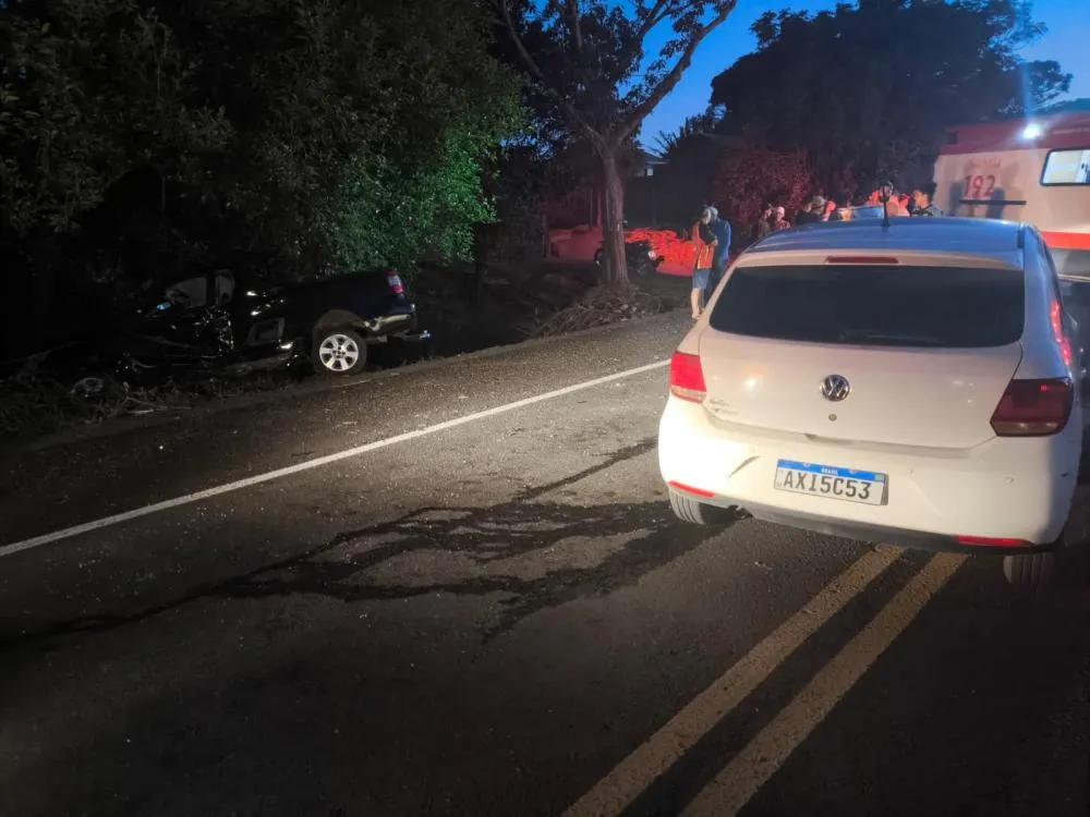 Colisão entre carro e caminhonete deixa feridos na PR-092