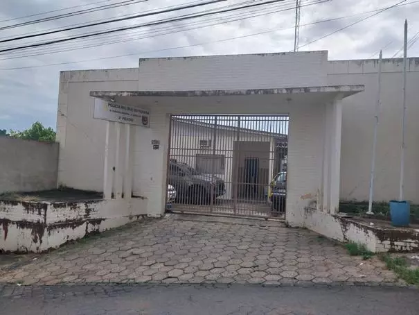 Homem invade sede da PM com carro e deixa quatro policiais feridos