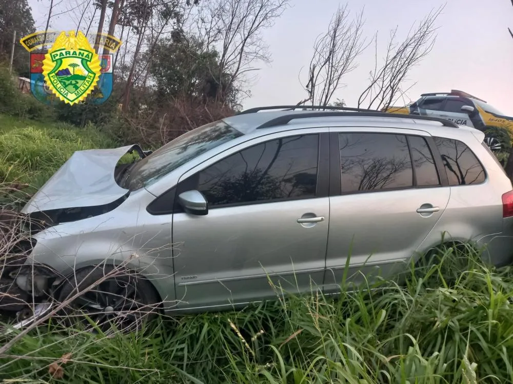 Carro sai da pista, atinge árvore e deixa quatro feridos