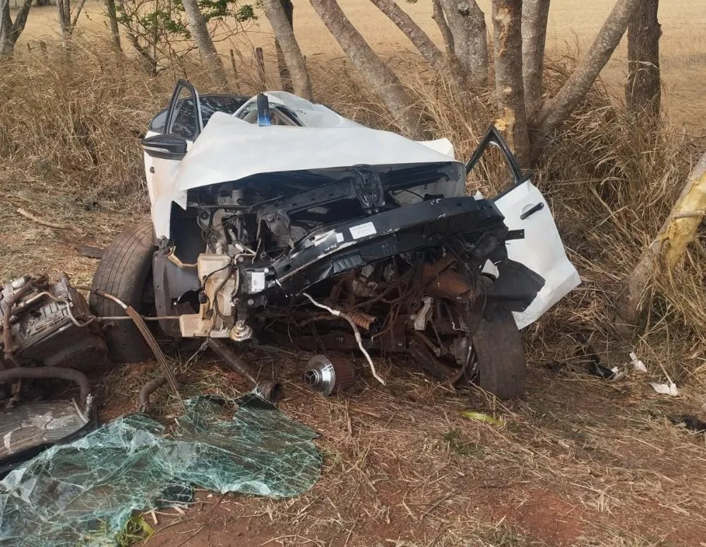 Carro fica destruído e quatro pessoas sobrevivem por milagre