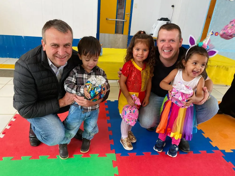 Prefeitura de Arapoti celebra Dia da Criança com entrega de presentes em escolas e CMEIs