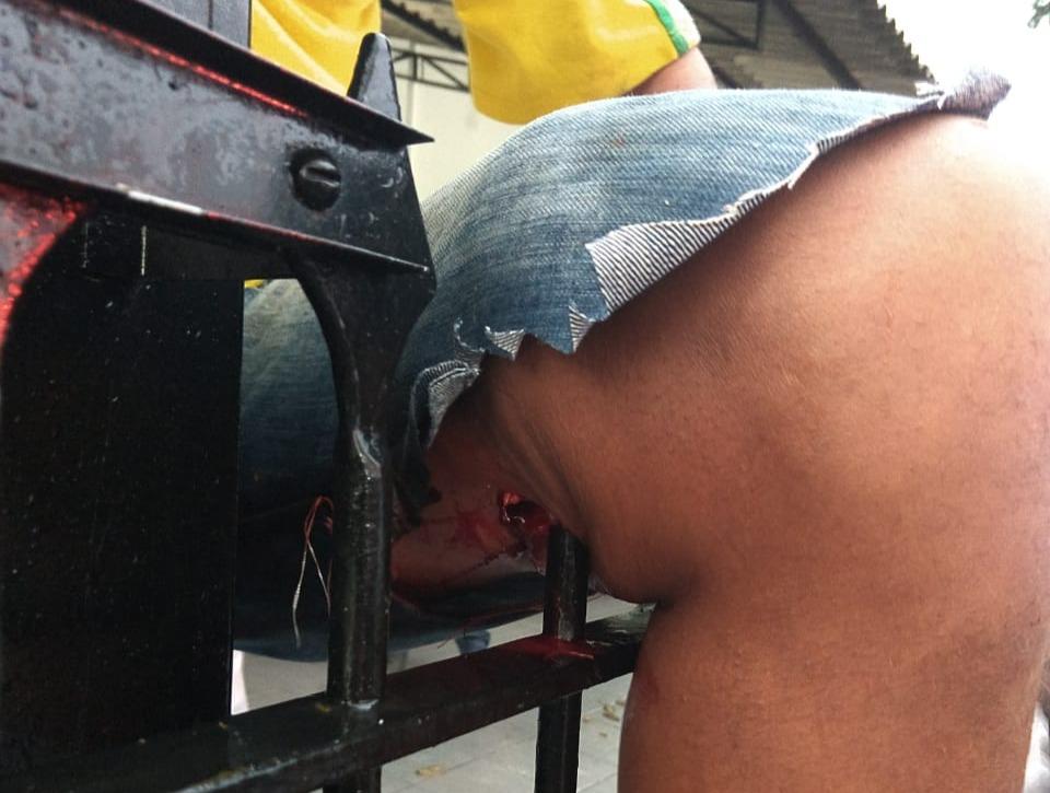 Homem tenta voltar para cadeia e fica preso na grade