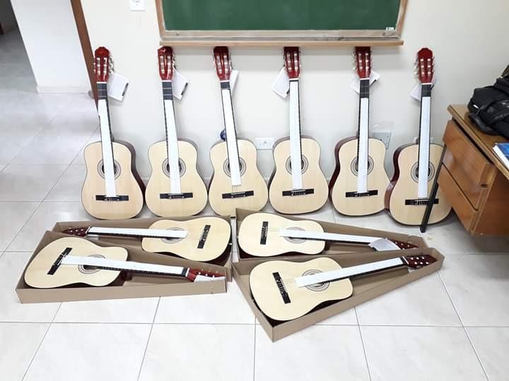 Alunos do Projeto Semeando Música recebem novos instrumentos musicais