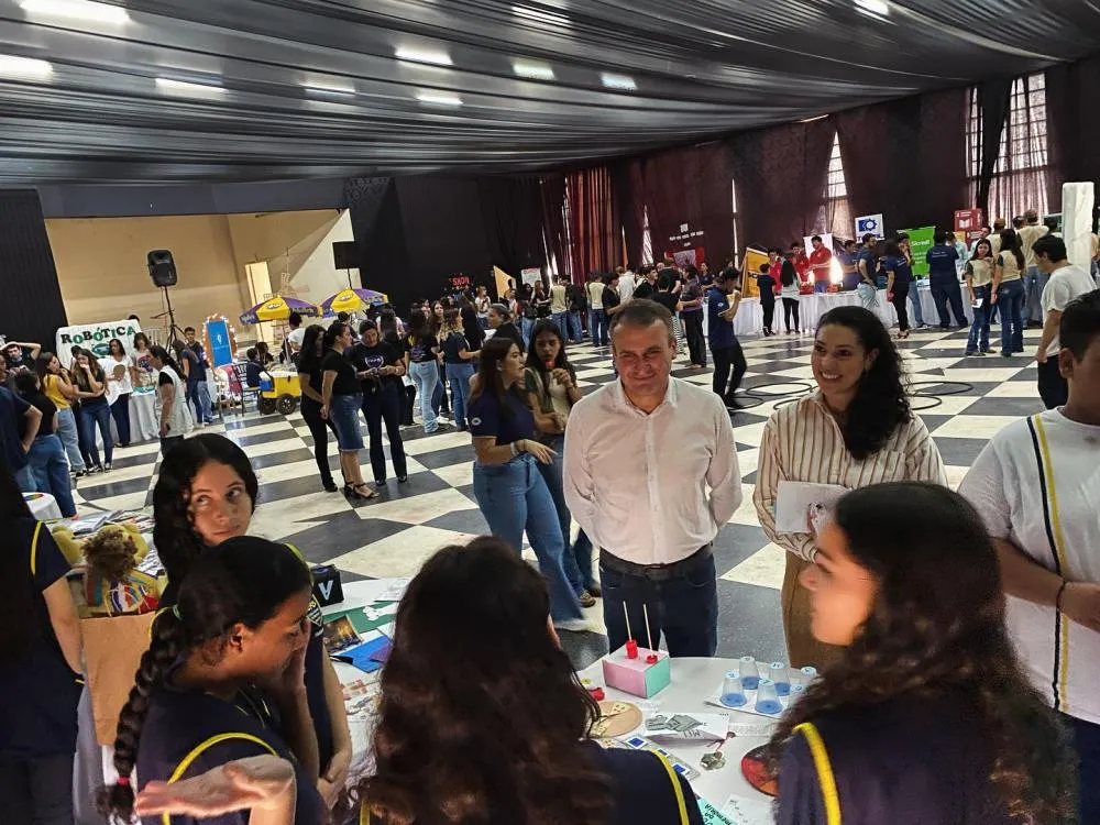 Alunos do Colégio Rui Barbosa promovem feira de profissões em Arapoti