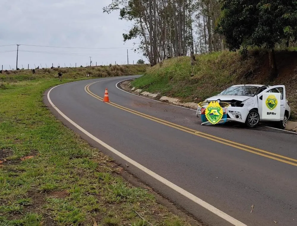 Motorista sai ileso após carro que conduzia capotar
