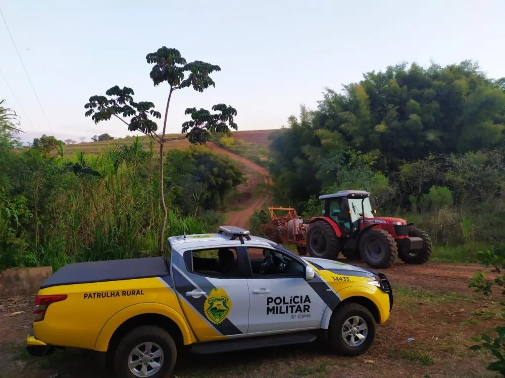 Homem é preso com trator furtado e diz que só ia comprar uma “cervejinha”
