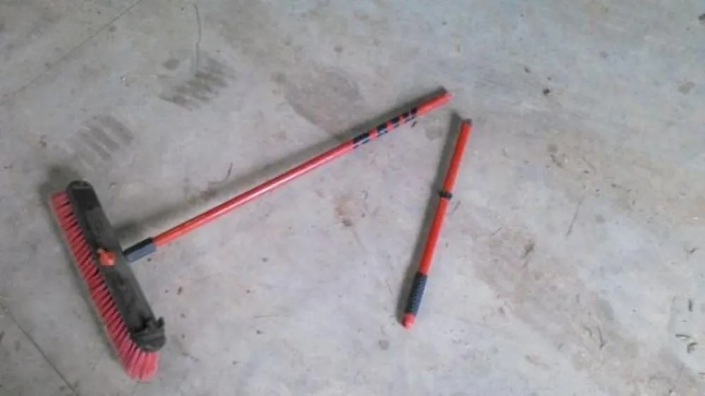 Idosa usa cabo de vassoura para se defender de filho drogado