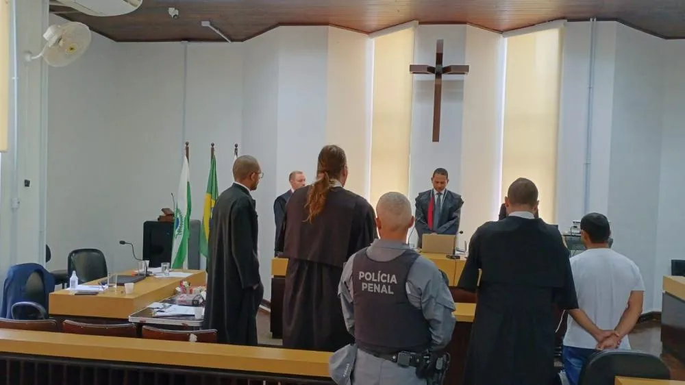 Vítima pede que homem que tentou lhe matar seja absolvido durante julgamento