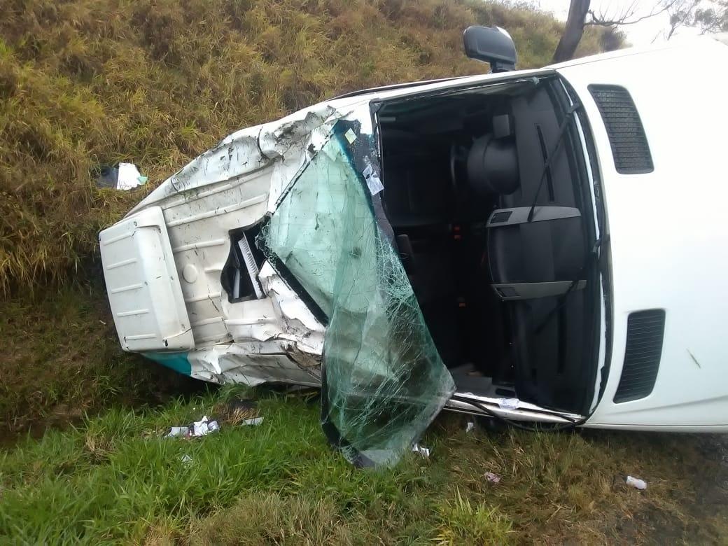 Van da saúde com nove pacientes capota entre Arapoti e Jaguariaíva