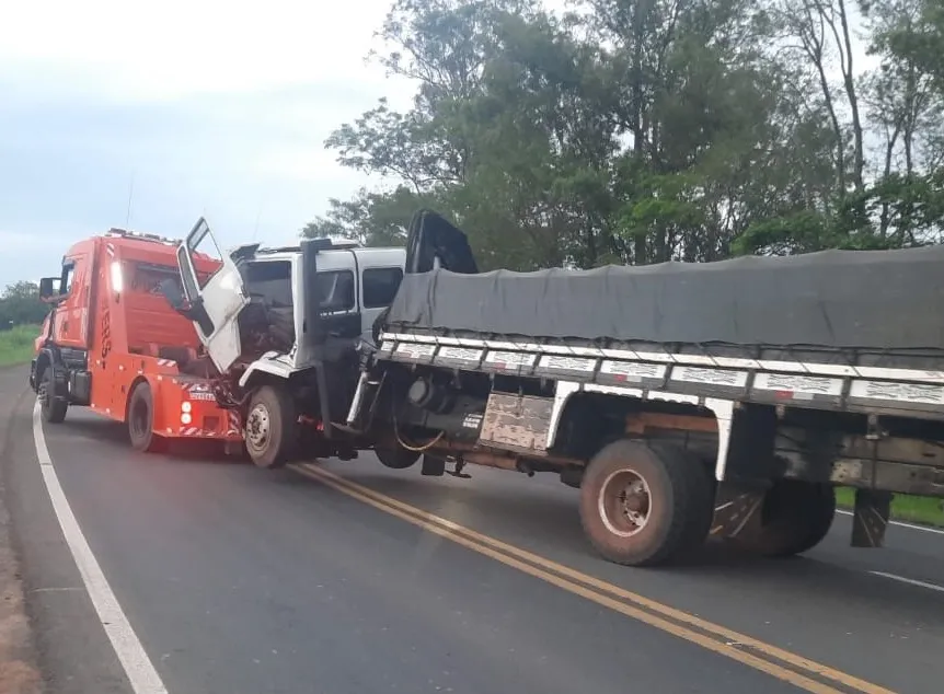 Colisão entre caminhões deixa motorista ferido na PR-092